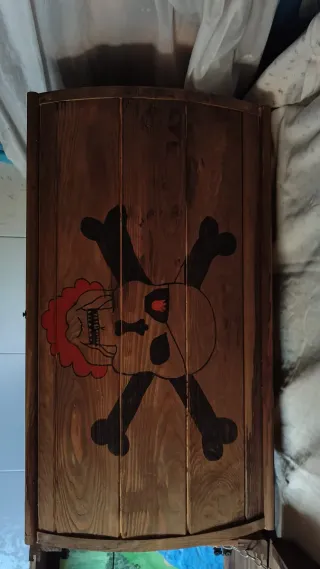 Cofre de madera con diseño pirata