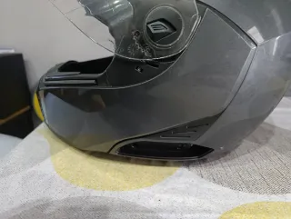 Casco modular gris.