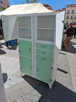 Alacena antigua verde y blanca