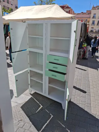 Alacena antigua verde y blanca