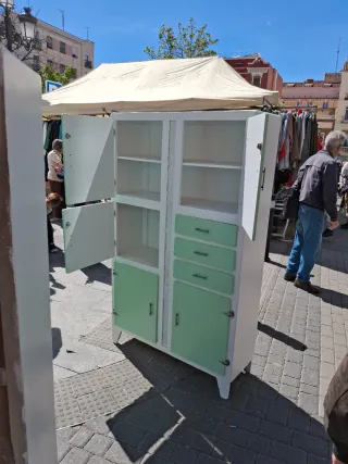 Alacena antigua verde y blanca