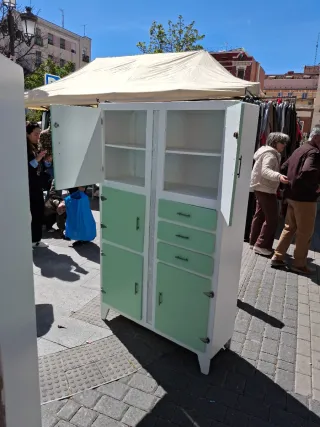 Alacena antigua verde y blanca