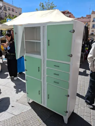 Alacena antigua verde y blanca