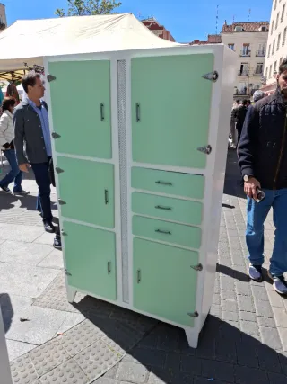 Alacena antigua verde y blanca