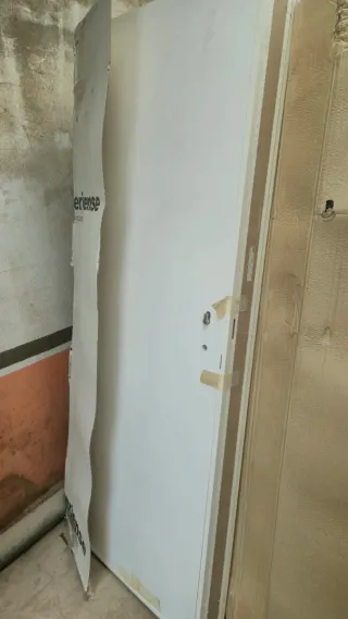 Puerta de entrada madera blindada  Y un en blanca