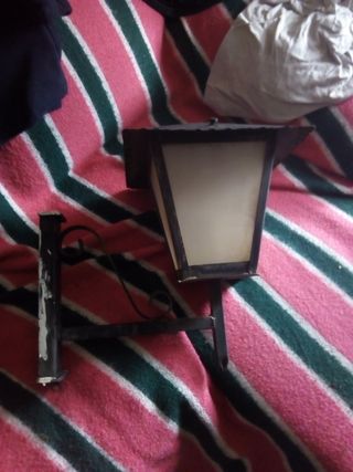 Farola de metal negra