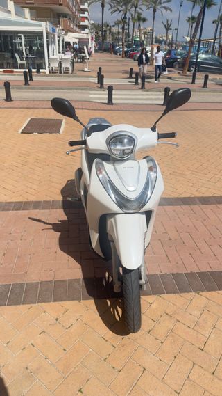 Moto Scooter Blanca Automática