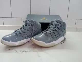 Zapatillas Jordan Grises y Blancas