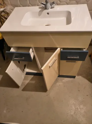 Lavabo con mueble de baño beige y azul