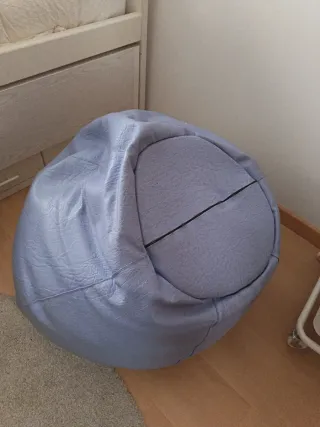 Puf violeta de piel sintética