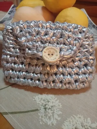 Monedero tejido plata con botón Handmade