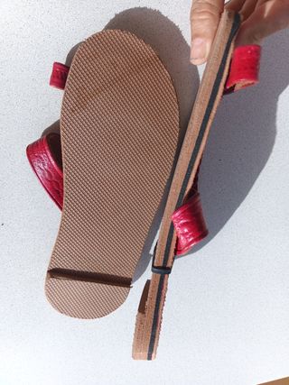 Sandalias artesanales de cuero rojo