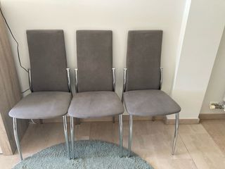 Juego de 6 sillas de comedor. Color gris claro.