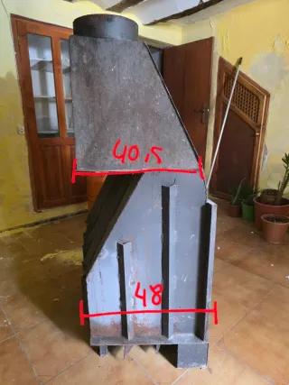 Chimenea metálica negra y gris