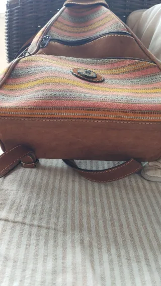 Mochila de tela con detalles en piel