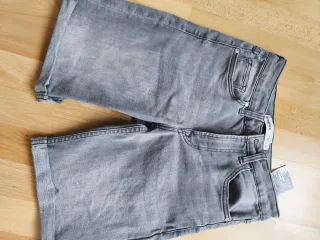 Pantalón corto Bershka gris. Talla 34