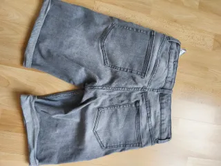 Pantalón corto Bershka gris. Talla 34