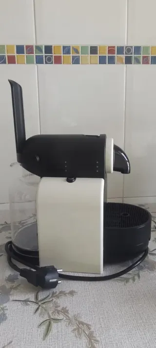 Cafetera DeLonghi Blanca y Negra