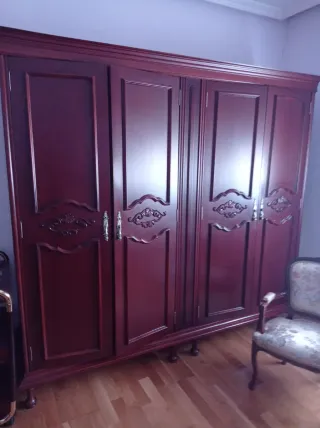 Dormitorio con armario, cómoda, espejo y 2 camas