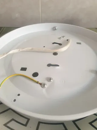 Plafón de techo blanco con diseño