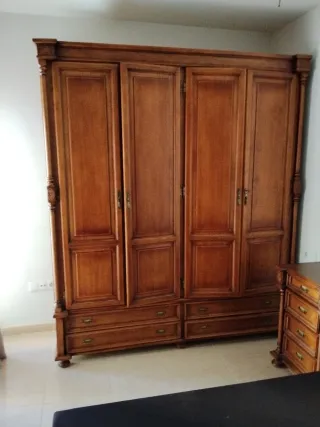 Armario de madera maciza