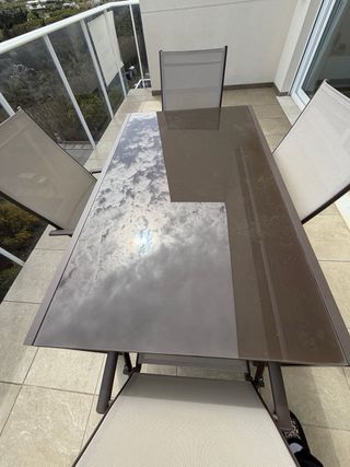 Mesa extensible y 4 o 6 sillones de terraza.