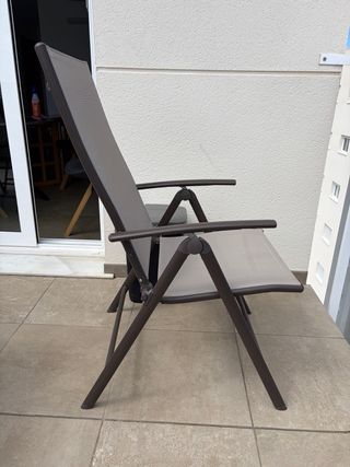 Mesa extensible y 4 o 6 sillones de terraza.