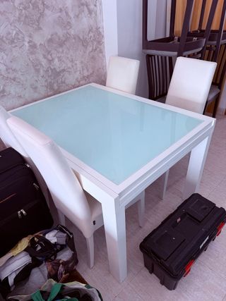 Mesa de comedor blanca y 4 sillas