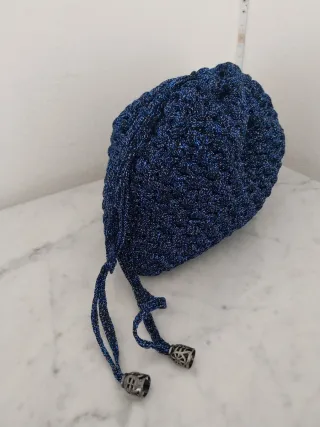 Borsa uncinetto blu lurex modello Bottega