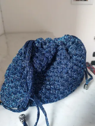 Borsa uncinetto blu lurex modello Bottega