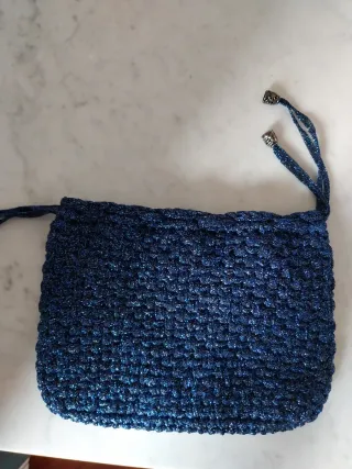 Borsa uncinetto blu lurex modello Bottega