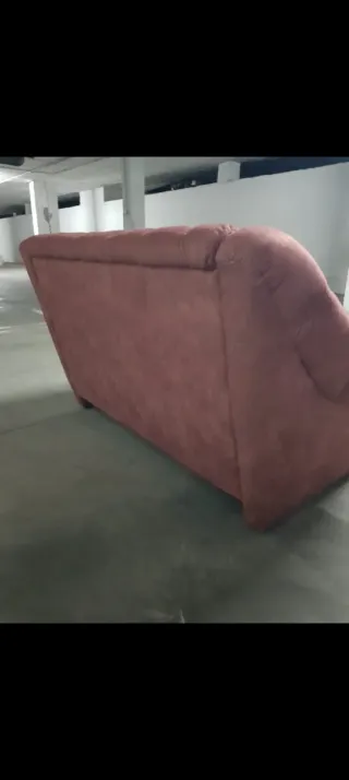 Sofá de 2 plazas color burdeos