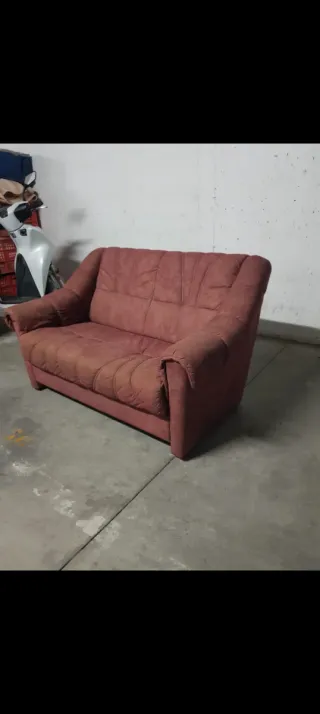 Sofá de 2 plazas color burdeos