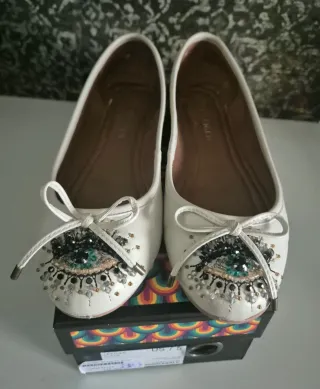 Bailarinas blancas con ojo bordado