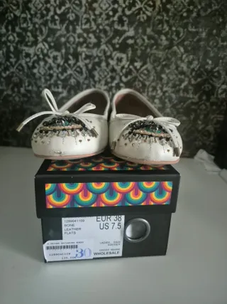 Bailarinas blancas con ojo bordado