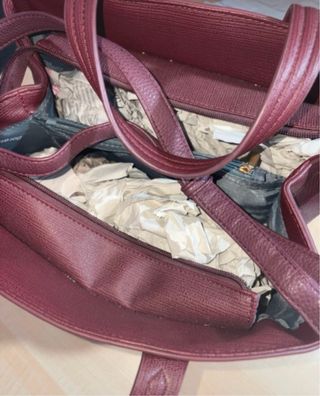 Borsa Dorabella rossa con dettagli oro
