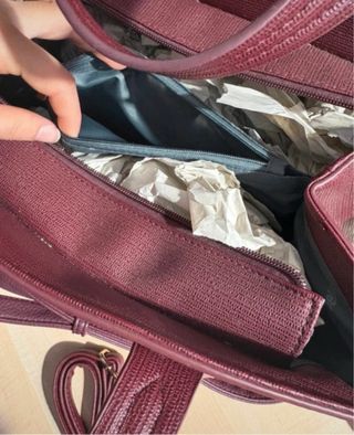 Borsa Dorabella rossa con dettagli oro