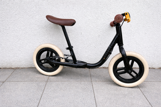 Bicicleta sin pedales negra