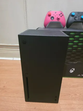 Xbox Series X + 2 Mandos+ cables de carga y HDMI