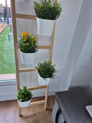 Estantería para plantas de madera