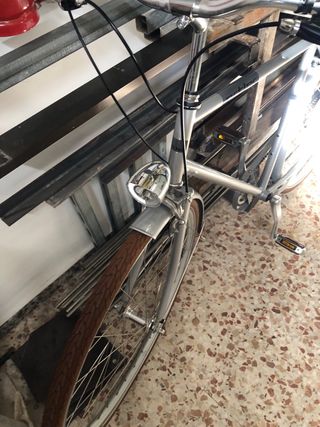 Bicicleta de paseo plateada