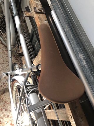 Bicicleta de paseo plateada