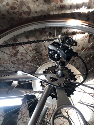 Bicicleta de paseo plateada