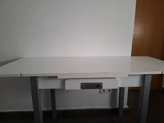 Mesa extensible  blanca patas metal y 3 banquetas.