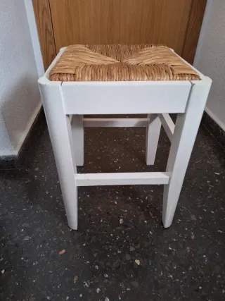 Mesa extensible  blanca patas metal y 3 banquetas.