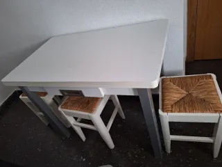 Mesa extensible  blanca patas metal y 3 banquetas.