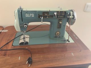 Máquina de coser y bordar Alfa integrada en mueble