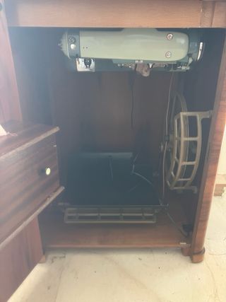 Máquina de coser y bordar Alfa integrada en mueble