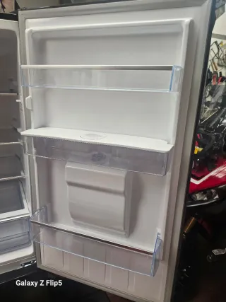 Nevera CHIQ Negra con dispensador