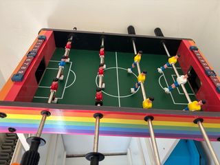 Futbolín de mesa arcoíris
